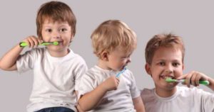 7 Trucos prácticos y sencillos para cepillar los dientes de tu hijo
