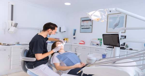 Cómo conseguir una limpieza dental estándar y profunda
