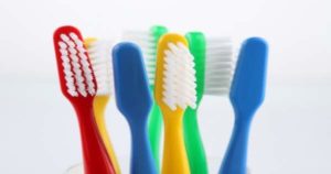 ¿Cómo cuidar y cuándo cambiar el cepillo dental?
