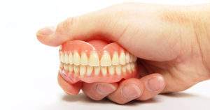 ¿Cómo deben ser tus cuidados con una dentadura postiza?