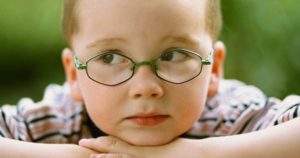 Cómo enfrentar el astigmatismo infantil