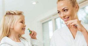 ¿Cuáles son los riesgos de usar un cepillo de dientes ajeno?