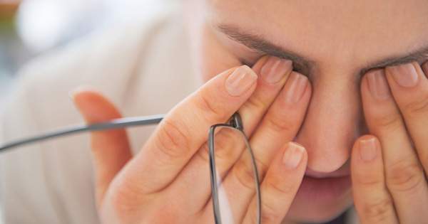 Descubre los síntomas y tratamientos para la vista cansada