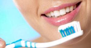 ¿Por qué es importante cepillarse con pasta dental?