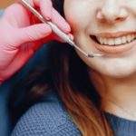 Qué son las coronas dentales y cuando se requieren utilizar