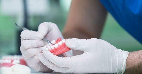 Tipos de adhesivos para prótesis dentales