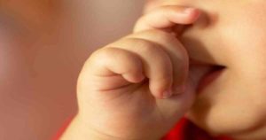 ¿Tu hijo se chupa el dedo? Conoce algunas consecuencias negativas