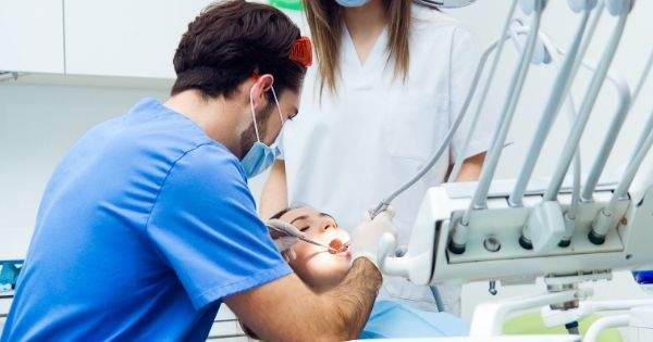 10 procedimientos dentales comunes en Odontología
