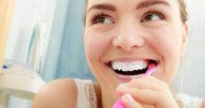 3 beneficios de cepillarte los dientes con tu mano no dominante