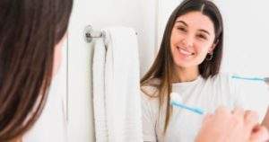 Lavar los dientes con bicarbonato… ¿es saludable?
