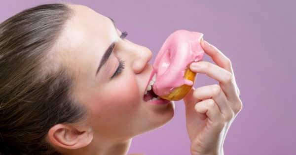 ¿Qué le sucede a los dientes después de comer algo azucarado?