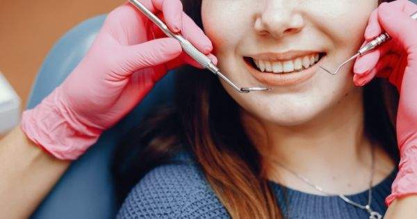 Qué son las coronas dentales y cuando se requieren utilizar