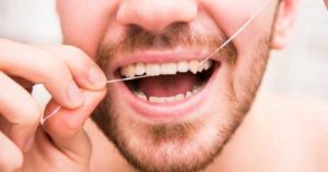 Usar hilo dental antes o después del cepillado dental